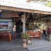 ร้านใหญ่อยู่ วันที่ไปขนาดวันเสาร์คนน้อยนะ เลยดูเงียบๆ