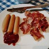 อาหารเช้า: bacon, sausages 
