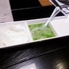 น้ำจิ้ม Chutney และ Salad ผักเคียง ~ เสิร์ฟมาอย่างแรกคือจานผักเคียง มีแตงกวาดอง 