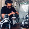 พี่เค้ากำลังทำกาแฟให้ลองชิมค่ะ ฟินเลย
