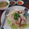 มีข้าวมันไก่ ไก่ทอด ข้าวหมูแดง หมูกรอบ น้ำซุปรสอร่อย
