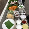 ยำแหนมคลุก กับผักเคียงสดๆ และสะอาด 