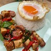 ข้าวกระเพราสามกษัตริย์  หมูกรอบ+แหนม+หมูยอ