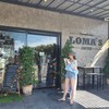 ร้านมีห้องแอร์และข้างนอกร้าน