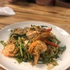 แซ่บอีลี่ มาม่าผัดกระเฉดกุ้ง