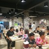 ผู้คนทานอาหารกันอย่างมีความสุข