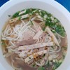 เส้นกลมและเหนียวหนึบของที่นี่ ข้าวเปียกที่นี่น้ำซุปใสเหมือนเฝอ อร่อยทานง่าย