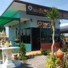 ร้านกาแฟพบรัก,ด้านหลังวิวถ่ายรูปสวยมากเห็นหลวงพ่อใหญ่เป็นประทาน