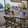 ที่นั่งในร้านที่เห็นที่จอดรถ