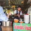 เจ้าของร้านใช้ไมค์พูดไปกับลูกค้า