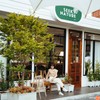 ป้ายร้าน SEEKNATURE ท่ามกลางบรรดาพันธุ์ไม้สไตล์มินิมอล