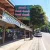 ร้านอยู่ติดถนนจอกรถได้ และมีลานจอดรถด้านข้างร้าน