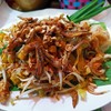 ผัดไทยทรงเครื่อง ปลากรอบ แคปหมู เกี๊ยวกรอบ รสชาติเข้มข้น