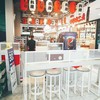 มีที่นั่งกินเล็กๆอยู่ข้างร้านสั่งปุ๊บไม่ต้องถือไปกินในศูนย์อาหารนั่งกินที่ร้านได