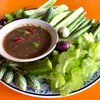 น้ำพริกกะปิผักสดฟรีมาเป็นกลุ่มจัดจานใหญ่ให้เลยคะ