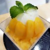 ท้อปด้วยไอศครีมนมและเนื้อมะยงชิด