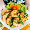 “กุ้งผัดพริกเกลือ” (ราคา 180 บาท) กุ้งไซส์ใหญ่เนื้อเด้งผัดพริกเกลือ รสหวาน เค็ม 