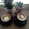 วันนี้มากินลาเต้ร้อน กาแฟแบบว่า หอมสุดๆ เป็นมุมหนึ่งของสถานที่นั่งชิล 