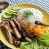 ข้าวคอหมูย่างโรยหน้าด้วยข้าวคั่วปรุงรส ข้าวคอหมูย่างโรยหน้าด้วยข้าวคั่วปรุงรส