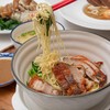 “บะหมี่หมูกรอบเป็ดย่าง” (65.-)