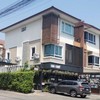 เป็นตึกแถวห้องมุม ติดทางเข้าหมู่บ้าน The ozone
