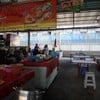 เราไปก่อนประกาศห้ามกินในร้าน เลยยังตั้งโต๊ะให้นั่งกินที่ร้านได้