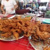 ไก่ทอดร้อนๆ เพิ่งขึ้นจากกระทะด้านหลัง