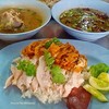 ข้าวมันไก่ต้มผสมไก่ทอด เสิร์ฟพร้อมน้ำซุปธรรมดา และ น้ำซุปต้มยำ