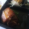 เบนโตะประจำวัน วันนี้เป็นปลากระพงทอดเลม่อน หมูสามชั้นต้มซีอิ๊ว