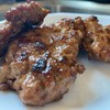 หมูก้อนทอด ราดด้วยซอสอะโดโบ้ ซอสต้นฉบับฟิลิปปินส์ รสชาติหวานตัดเค็ม กลิ่นหอมกระเ