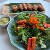 สลัดรวมกับปีกไก่ทอดอาหารทานเล่นที่ทานบ่อย สลัดจานโต ขนาดคนที่ไม่ชอบทานผักยังต้อง