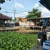 ติดริมคลอง ร้านอยู่ฝั่งตรงข้ามวัดศรีวารีน้อย