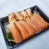 Salmon Duo (120.-) เซ็ตนึงมีแซลมอนสด 3 ชิ้น และท้องแซลมอนแบบเบิร์น 2 ชิ้น
