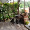 ที่นั่งด้านหน้าร้าน