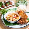 “ชุดข้าวเหนียวส้มตำไก่ย่าง” (ราคา 140-200 บาท) ไก่ย่างเนื้อนุ่ม ๆ ส้มตำแซ่บ 