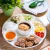 “แหนมเนือง” (ราคาชุดละ 160 บาท) เสิร์ฟแหนมเนืองนุ่ม ๆ 2 ไม้ พร้อมเครื่องเคียงครบ