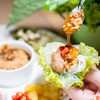 “แหนมเนือง” ห่อให้เป็นคำ ๆ ราดด้วยน้ำจิ้มสูตรพิเศษ