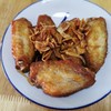 ปีกกลางไก่ทอดร้อน ๆ ทานพร้อมกับหอมเจียว 5 ชิ้น