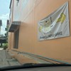 ข้างร้านมีจอดรถเป็นทางยาวเลย จอดได้หลายคัน