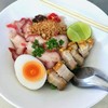 บะหมี่ หมูแดง หมูกรอบ ยำ ไข่ แห้ง