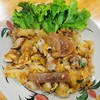 เส้นใหญ่คั่วไก่หอมกระทะ ๖๐ บาท