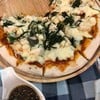 พิซซ่าสุดอร่อยหน้าชีสเยอะมากอร่อยสุดๆค่ะ บรรยากาศร้านเเพงมาสวยงาม