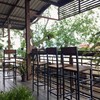 บรรยากาศร้าน โปร่ง โล่ง ลมเย็นสบาย ติดริมแม่น้ำบางปะกง