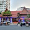 บรรยากาศภายนอกร้าน เหมาะทั้งสำหรับครอบครัว คู่รัก หรือ เพื่อนๆ  นั่งสบาย