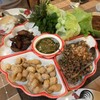 ไส้อั่วหมูแน่นๆ หมักมากลิ่นเครื่องเทศกำลังดี ไม่ฉุนเกิน ลาบหมูแบบคนเหนือ มีกลิ่น