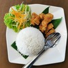 ข้าวหมูสามชั้นทอดน้ำปลา