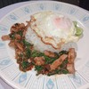 ข้าวหมอมมะลิเสริฟพร้อมผัดกระเพรารสชาตเข้มข้น และไข่ดาว