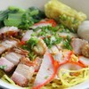 บะหมี่เกี๊ยวลูกชิ้นหมูแดงหมูกรอบ