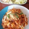 ผัดไทยพิเศษกับผักเคียงเป็นถั่วงอกดิบและมะม่วงซอย