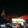 บรรยากาศร้าน มองจากที่นั่งด้านหลัง ฉากเป็นองค์พระปฐมเจดีย์